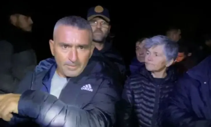 “Ça të bëjmë, të marrim armët?”/ Banorët e fshatit në Berat ngrihen në protestë pas përmbytjeve: Bashkia po na mbyll..