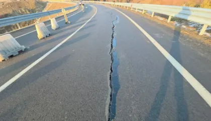 “Çahet” loti i dytë i rrugës Qafë Plloçë-Qukës, qarkullimi i automjeteve vetëm në një korsi