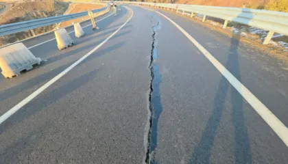 Çahet loti i dytë në rrugën Qafë Plloçë-Qukës, qarkullimi kalon në një korsi