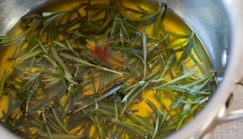 Çaji i kesaj bime te njohur do te ndihmoj melçine per te bere nje pastrim natyral