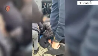 “Cargo 2”, arrestohen 3 persona që tregtonin kokainë, sekuestrohen mbi 120 mijë euro, armë dhe makinë (EMRAT)