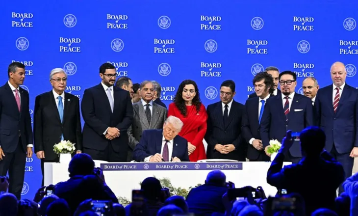 Ceremonia e Bordit të Paqes në Davos, ja vendet që firmosën krah Trump, 6 shtete nuk morën pjesë, mes tyre dhe Shqipëria