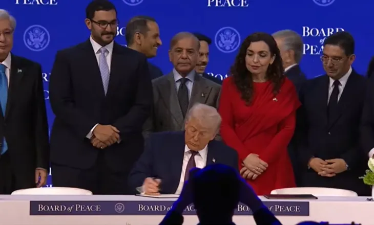Ceremonia për nënshkrimin e Bordit të Paqes/ Trump firmos me përfaqësuesit e 19 vendeve, e pranishme dhe Vjosa Osmani