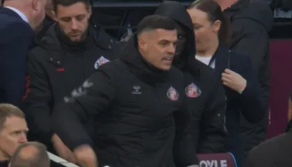 “Çfarë do?”, Granit Xhaka përplaset me tifozin kundërshtar nga stoli (video)