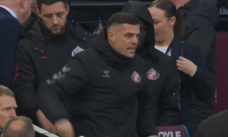 “Çfarë do?”, Granit Xhaka përplaset me tifozin kundërshtar nga stoli (video)