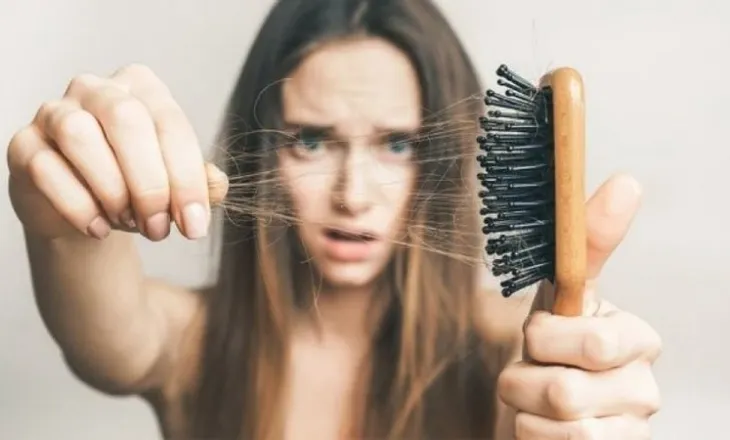 Çfarë duhet të konsumoni për të ndaluar rënien e flokëve