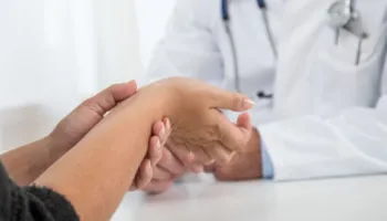 Çfarë është podagra – dhe cilat janë shenjat e hershme paralajmëruese për të cilat duhet të keni kujdes