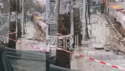 Çfarë ndodhi në ‘Ali Dem’? Kompania e ndërtimit gërryen trotuarin, shembet rruga, rrezikohet jeta e kalimtarëve