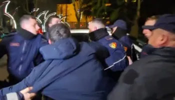 “Çfarë po bëni, pse po hidhni ujë?”/ Deputetët e PD konfrontohen me uniformat blu para Parlamentit