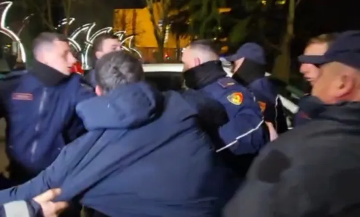 “Çfarë po bëni, pse po hidhni ujë?”/ Deputetët e PD konfrontohen me uniformat blu para Parlamentit