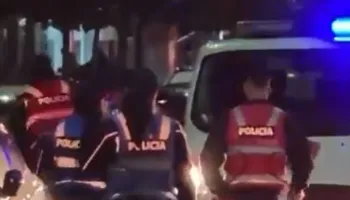 Çfarë po ndodh në Fier? ‘Shqiponjat’ nxjerrin me forcë një person nga makina