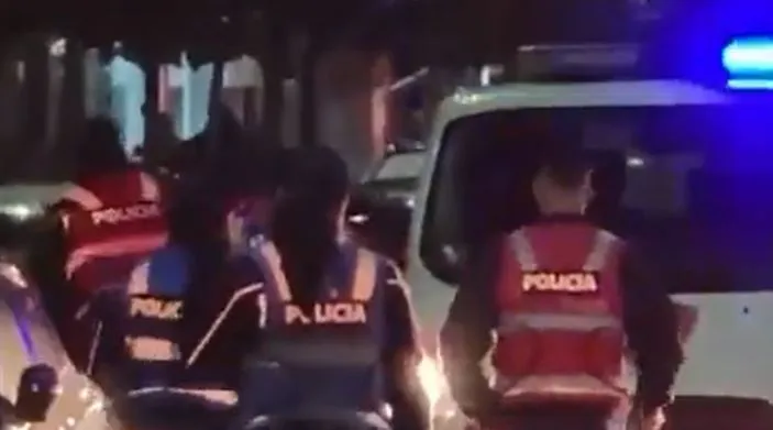 Çfarë po ndodh në Fier? ‘Shqiponjat’ nxjerrin me forcë një person nga makina