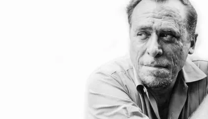 Charles Bukowski: Një gruaje duhet t’ia përqafosh shpirtin…
