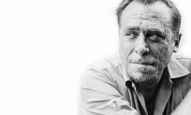 Charles Bukowski: Një gruaje duhet t’ia përqafosh shpirtin…