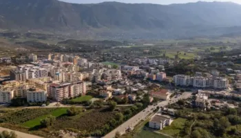 Çifti i bashkëshortëve gjenden të pajetë në banesë, ja dyshimet e para për ngjarjen e rëndë