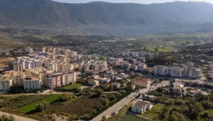 Çifti i bashkëshortëve gjenden të pajetë në banesë, ja dyshimet e para për ngjarjen e rëndë