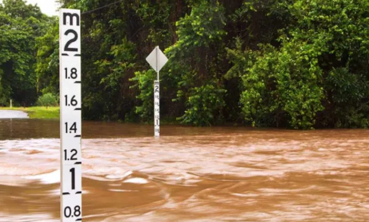 Cikloni në Queensland dhe zjarret në Victoria vënë në provë Australinë, rreth 15,000 shtëpi pa energji elektrike