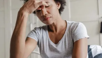 Cilat janë shenjat kryesore të kortizolit të lartë që duhet t’i dëgjojmë para se të jetë vonë?