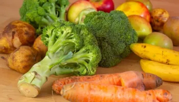 Cilat lloje ushqimesh mund të ndihmojnë në ngadalësimin e rritjes së kancerit të prostatës?