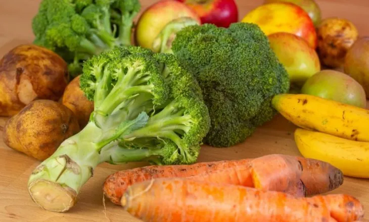 Cilat lloje ushqimesh mund të ndihmojnë në ngadalësimin e rritjes së kancerit të prostatës?