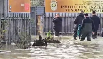 Çizmet deri në ‘brez’, ministri i Drejtësisë ‘çan’ ujin dhe hyn në burgun e Durrësit të përmbytur