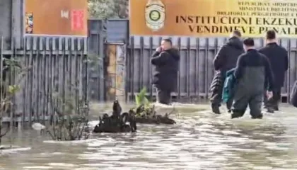 Çizmet deri në ‘brez’, ministri i Drejtësisë ‘çan’ ujin dhe hyn në burgun e Durrësit të përmbytur