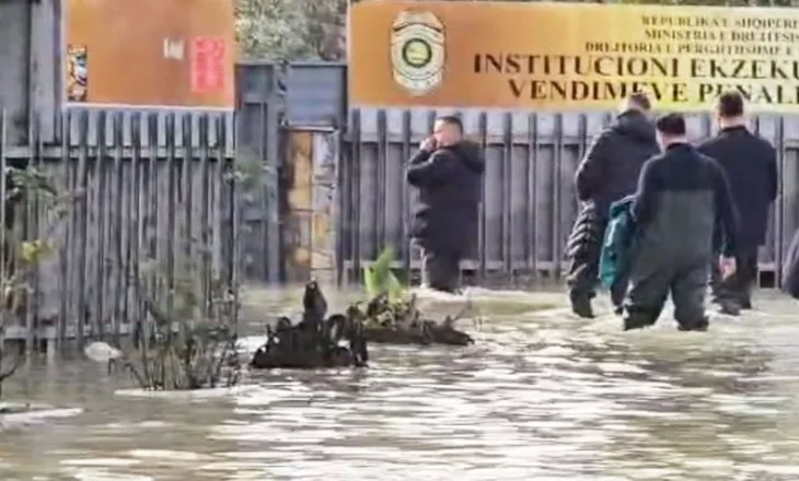 Çizmet deri në ‘brez’, ministri i Drejtësisë ‘çan’ ujin dhe hyn në burgun e Durrësit të përmbytur