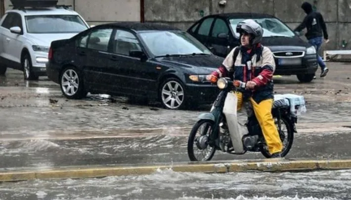 Çmendet moti/ Stuhi të forta ‘pushtojnë’ këtë vend,  mbyll shkollat të mërkurën