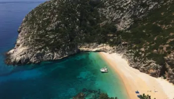 Çmimet e referencave për çdo zonë/ Kryeson Gjiri i Lalzit dhe Hamallaj me 190 mijë lekë/m2, në jug më i shtrenjtë Dhërmiu, në veri Velipoja