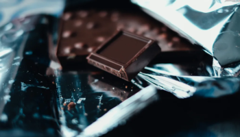 Çokollata e zezë dhe shëndeti, mes përfitimeve të mundshme dhe kufijve të moderimit