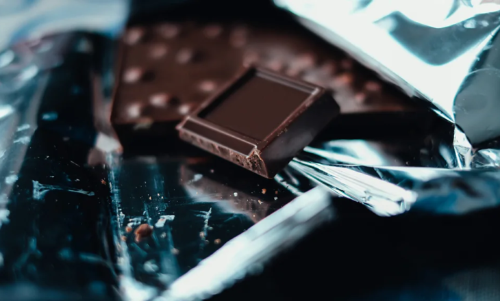 Çokollata e zezë dhe shëndeti, mes përfitimeve të mundshme dhe kufijve të moderimit