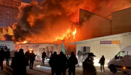 Ç’po ndodh me zjarrin te “5 Maji”? Kërkohet ndërhyrja e Ushtrisë, evakuohen banorët, dyshohet se në magazina ka bombola gazi