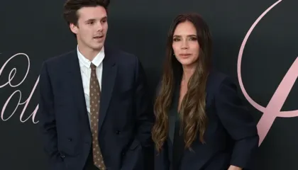 Cruz Beckham ‘like’ talljen e vallëzimit të nënës së tij në dasmën e Brooklyn