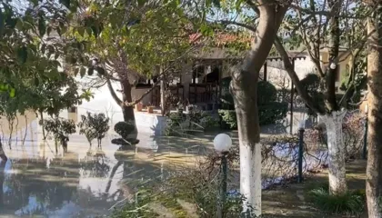 Dalja e lumit Seman, nën ujë banesa, biznese e toka bujqësore