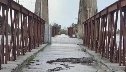 Dalja e lumit Vjosa nga shtrati, niveli i ujit kalon mbi urën e vjetër të Mifolit