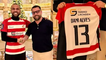 Dani Alves rikthehet në futboll dhe pozon për herë të parë me fanellën e ekipit të tij të ri