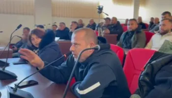Debate dhe tensione në mbledhjen e Këshillit Bashkiak në Maliq. Fermerët: Mos recito, ku janë dëmshpërbimet?