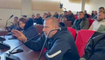 Debate dhe tensione në mbledhjen e Këshillit Bashkiak në Maliq. Fermerët: Mos recito, ku janë dëmshpërbimet?