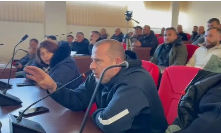 Debate dhe tensione në mbledhjen e Këshillit Bashkiak në Maliq. Fermerët: Mos recito, ku janë dëmshpërbimet?