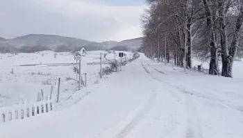 Dëbora bllokon aksin Librazhd-Peshkopi, ende asnjë masë për pastrimin e rrugës