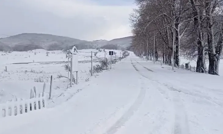 Dëbora bllokon aksin Librazhd-Peshkopi, ende asnjë masë për pastrimin e rrugës
