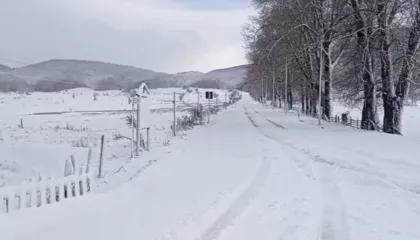 Dëbora bllokon rrugën Librazhd-Peshkopi, asnjë masë për pastrimin e rrugës