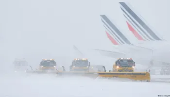 Dëbora dhe akulli shkaktojnë kaos në udhëtime në Evropën Perëndimore
