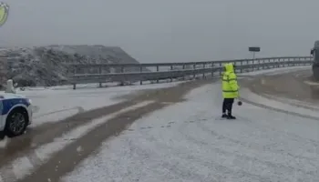 Dëbora dhe ngricat/ Policia apel qytetarëve: Përdorni goma dimërore dhe zinxhirë