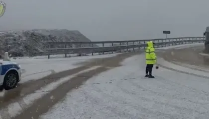 Dëbora dhe ngricat/ Policia apel qytetarëve: Përdorni goma dimërore dhe zinxhirë