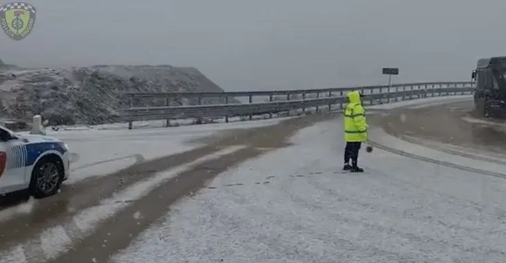 Dëbora dhe ngricat/ Policia apel qytetarëve: Përdorni goma dimërore dhe zinxhirë
