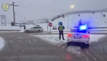Dëbora zbardh Korçën, bllokohet qarkullimi i mjeteve të rënda në pikën kufitare të Qafë Thanës