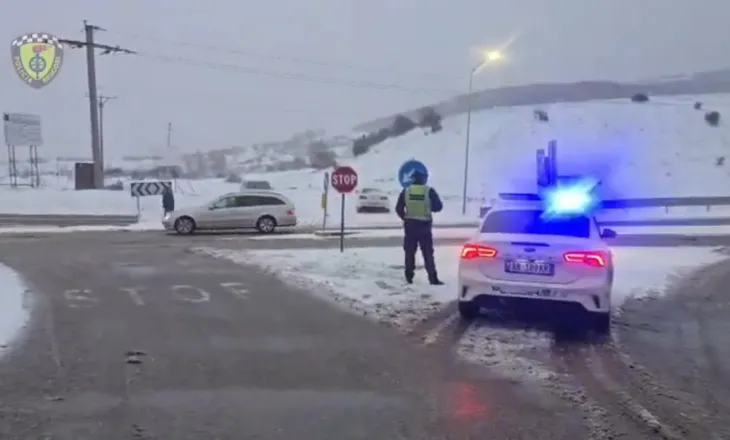 Dëbora zbardh Korçën, bllokohet qarkullimi i mjeteve të rënda në pikën kufitare të Qafë Thanës