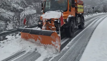 Dëborë dhe akull në veri, thirrje për kujdes ndaj drejtuesve të mjeteve në këto akse