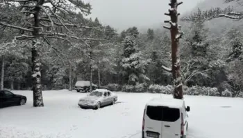 Dëborë dhe ngrica në Qafën e Llogarasë, bllokohet qarkullimi